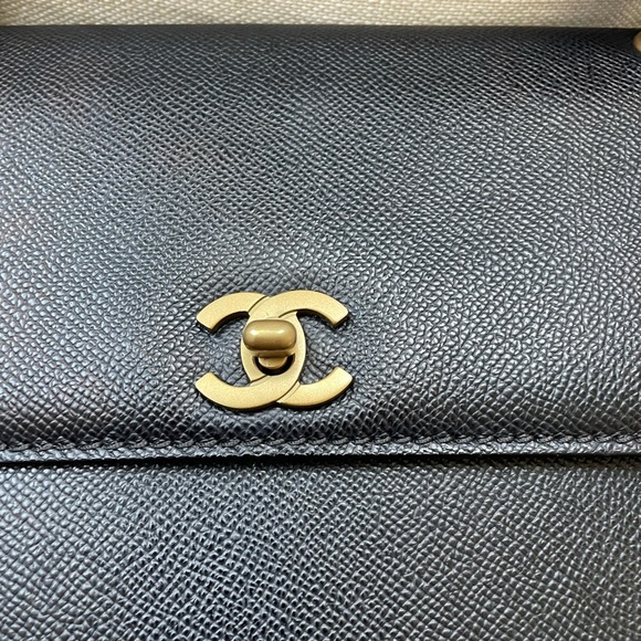 Vintage Chanel Classic Black Shoulder Bag with Gold Accents - Picture 5 of 15